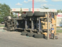 Un camion plin cu marfa s-a rasturnat intr-o intersectie din sectorul Botanica! VIDEO