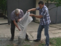 Risipa de apa la Telecentru! "Cel putin 3 mii de lei se duc la vale in fiecare zi". Apa-Canal, indiferenta