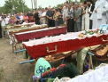 Cimitirul din Morenii Noi, neincapator. Tot satul a venit sa petreaca pe ultimul drum victimile tragediei de la Ungheni