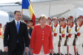 Fanfara, onoruri militare si trandafiri albi! Cum a fost intampinata Angela Merkel la Chisinau. VIDEO