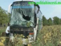 Accident langa vama Leuseni. Un autocar cu peste 30 de oameni la bord s-a izbit intr-un copac