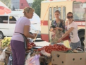 Chisinaul, o piata imensa! Comerciantii continua sa-si vanda marfa direct pe trotuar!