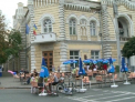 Au iesit la plimbari si au baut bere chiar in fata Primariei. Zona pietonala, plina de oameni