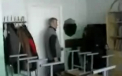 Profesor umilit si lovit de elevi in sala de clasa. VIDEO
