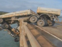 Accident spectaculos in Brazilia! Un camion a ramas suspendat deasupra unui pod