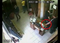VIDEO. Momentul in care trei hoti fura dintr-un magazin din capitala, demn de comedie