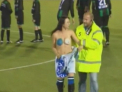 Intreg stadionul nu a putut sa isi creada ochilor! O fana din Olanda a intrat pe teren topless
