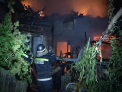 VIDEO. Incendiu de proportii la Buiucani! Doua case cuprinse de flacari! "Proprietarul a murit inauntru"