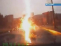 IMAGINI INCREDIBILE pe o sosea din Rusia! O masina de teren ia foc dupa ce e lovita de fulger
