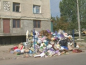 Gunoisti pe strazile din Durlesti! De 3 zile firma de salubrizare nu mai ia deseurile. Cum se apara aceasta