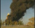 Un incendiu de proportii urmat de mai multe explozii a ingorzit locuitorii dintr-un oras canadian