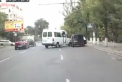 ACCIDENT SPECTACULOS la Telecentru! Un microbuz loveste o masina, chiar sub ochii unui politist