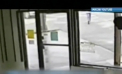 De ce cand mergi pe strada NU trebuie sa stai cu ochii in telefonul mobil. Modul dureros in care un american a aflat raspunsul - VIDEO