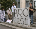 Protest la Guvern! Mai multi activisti au cerut demisia ministrului Educatiei: "In scoli se mai da mita"