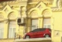 Intrebarea la care tot internetul vrea sa stie raspunsul: "Cum a ajuns masina aia acolo?"