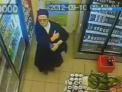 Asa hot mai rar! Calugarita filmata in timp ce fura bere dintr-un supermarket