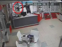 VIDEO. Hot cu stil. Filmat in timp ce fura o pereche de ochelari de 3000 de lei