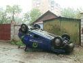 Ploaie de accidente. O masina a ajuns cu rotile in sus dupa ce s-a ciocnit cu un alt automobil