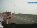 VIU si nevatamat dupa ce a zburat din masina prin parbriz! Accident spectaculos in China