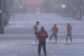 Uraganul Sandy a dat batai de cap si reporterilor care transmiteau din mijlocul urgiei. VIDEO