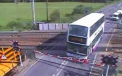 Spaima pentru soferul unui autobuz al scolii. Masina a ramas blocata pe sinele de tren,intre bariere
