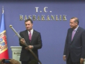 Filat si-a etalat in fata jurnalistilor cadoul primit de la premierul turc: E sabia lui Stefan cel Mare