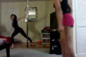 Doua tipe sexy ofera un show de neuitat la bara... pana li se rupe filmul