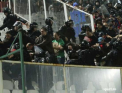 Galeria Stelei a fost evacuata in suturi si bastoane dupa ce a aruncat cu torte si petarde!
