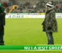 Cea mai mare umilinta pe un stadion: si-a cerut iubita in casatorie! Vezi reactia fetei!