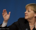 Angela Merkel apara moneda euro, pe care o considera mai puternica decat marca, fosta moneda germana