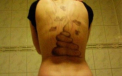 A aflat ca iubita il insala si a pacalit-o sa-i deseneze un tatuaj special pe spate. FOTO