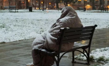 Odată cu răcirea vremii, mai ales noaptea, când temperaturile ajung la -15 grade, oamenii care nu au adăpost și riscă să sufere de hipotermie sunt aduși la centre de găzduire. De ce au parte aceștia - VIDEO