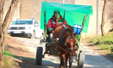 În fiecare zi, cu propria trăsură, un căruțaș din Lăpușna livrează câte un prânz cald bătrânilor singuri: „Mă roagă să le aduc o căldare de apă, o pâine, o baterie pentru ceas, tot de ce au nevoie” - VIDEO