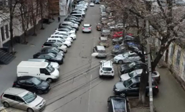 Mașini multe, parcări puține - marea problemă a capitalei, nesoluționată de ani de zile. Ce spun șoferii - VIDEO