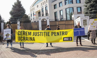 Reprezentanții Amnesty Internațional Moldova au protestat în fața Ambasadei Federației Ruse: „Mesajul nostru principal este să cerem o justiție pentru victime” - VIDEO
