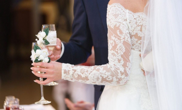 Tendințele anului 2025 pentru miri și mirese au fost prezentate la un târg de nunți organizat la Bălți. Vizitatorii au putut vedea rochii de mirese, costume elegante, decoruri pentru nunți și verighete - VIDEO