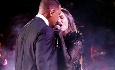 După palma de la Oscar 2022, Will Smith șochează din nou! Gestul inadecvat făcut de actor pe scenă alături de o celebră cântăreață - VIDEO
