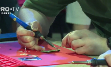 Au lăsat tabletele acasă și au pus mâna pe șurubelniță. Zeci de elevi din toată țara au transformat o zi obișnuită de weekend într-o explozie de idei și inovație la festivalul dedicat tehnologiilor - VIDEO