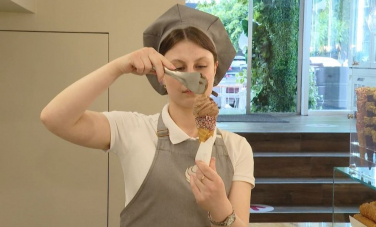 E dulce, densă, cremoasă, iar aromele te surprind instant. Afla povestea soților Avram care au deschis la Chișinău o franciză a unui brand italian ce produce înghețată - VIDEO