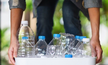 După ce vei consuma o băutură din sticlă de plastic, vei returna ambalajul gol și îți vei lua banii înapoi. Lansarea sistemului de depozit pentru ambalaje, aprobat de Guvern