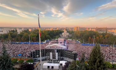 Ziua Independenței s-a încheiat cu un spectacol în centrul capitalei: Peste 90 de mii de oameni au fost prezenți la concert - VIDEO