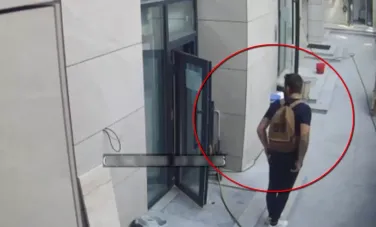 Un bărbat - căutat de poliție, după ce a furat mai multe bunuri dintr-un local din capitală. Imagini surprinse de camerele de supraveghere - VIDEO