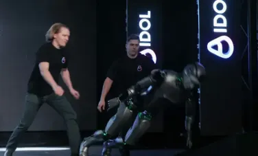 Rusia și-a prezentat primul robot umanoid cu AI. A intrat triumfal pe scenă, dar a căzut în cap după doar 15 secunde - VIDEO