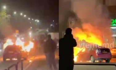 O mașină de taxi a luat foc pe o stradă din capitală. Momentul în care automobilul arde ca o torță - surprins de martori - VIDEO