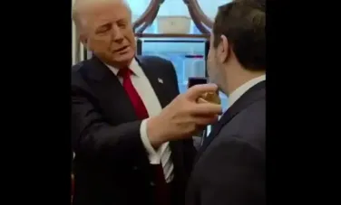 Marketing model Trump. Președintele american a pulverizat pe președintele sirian parfumul care-i poartă numele: „E cel mai bun” - VIDEO