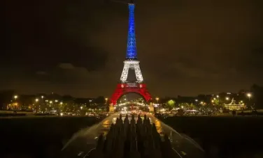 Turnul Eiffel a fost iluminat în culorile drapelului francez în așteptarea evenimentelor de astăzi prin care întreaga țară va comemora atentatele de la Paris din 2015 - VIDEO