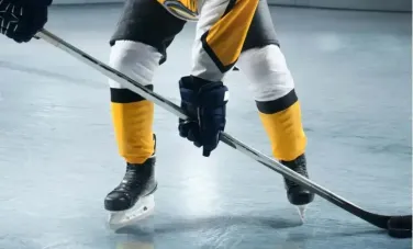 Și-a trimis adversarul în knockout pe gheață: duel spectaculos între doi canadieni s-a încheiat cu un knockout în timpul unui meci de hochei - VIDEO