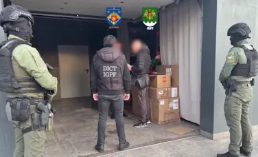 Contrabandă cu piese auto și mașini în valoare de peste un milion de lei. O persoană a fost reținută. Ce au găsit procurorii în urma perchezițiilor - VIDEO