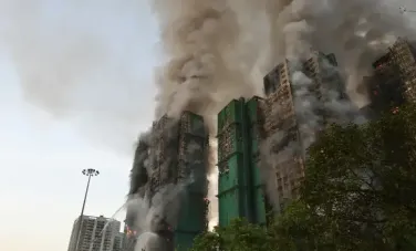 Bilanţul morţilor în incendiul la blocurile din Hong Kong a ajuns la 94