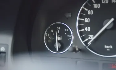 Vești bune pentru șoferi: Carburanții se ieftinesc în weekend. Noile prețuri stabilite de ANRE pentru benzină și motorină - FOTO

